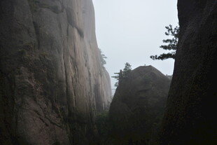 山间雾中峻峭岩石景观