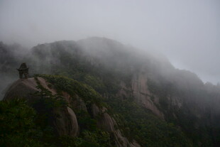 云雾缭绕的山间景色