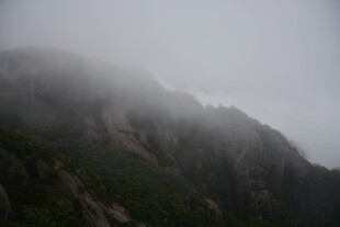 云雾缭绕的巍峨山峰