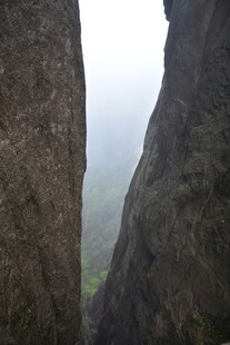 山间夹缝处的朦胧景致