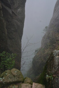 雾中险峻山间景象