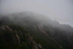 云雾缭绕的山峦美景