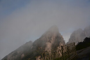 云雾缭绕的壮丽山峰