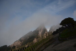 云雾缭绕的壮丽山峰