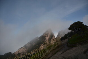 云雾缭绕的壮美山峰