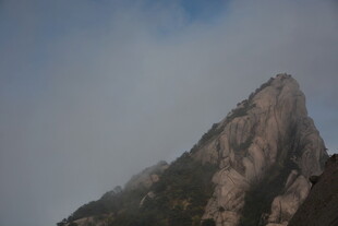 巍峨峻峭的山顶景色