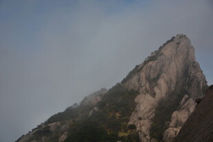 巍峨山峰显雄浑壮丽