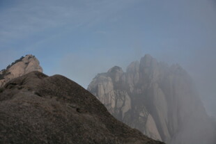 云雾缭绕的壮丽山峰