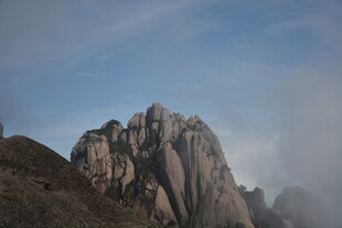 巍峨山峰云雾缭绕
