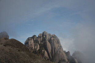 云雾缭绕的奇峻山峰