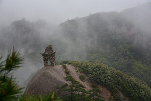 云雾中屹立山顶的观景者