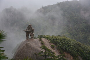 云雾中的山顶古朴建筑
