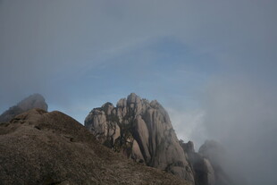云雾缭绕的巍峨山峰