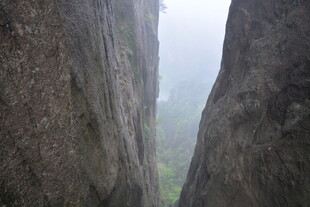 雾中对峙的巍峨巨石