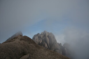 云雾缭绕的雄伟山峰