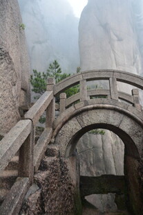 山间石拱桥 古韵悠然