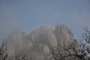 云雾缭绕的巍峨山峰