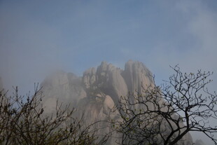 云雾缭绕的嶙峋山峰