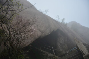 雾中险峻山石与小径