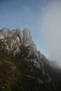 云雾缭绕的巍峨山峰