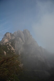云雾缭绕的巍峨山峰