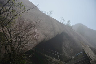 雾中登山石阶景色
