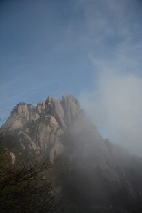 云雾缭绕的巍峨山峰