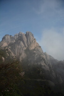 云雾缭绕的壮丽山峰