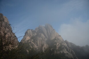 巍峨山峰云雾缭绕