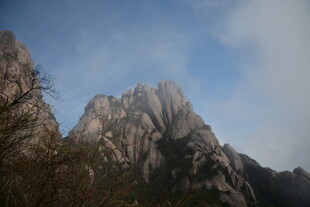 巍峨山峰傲立蓝天之下
