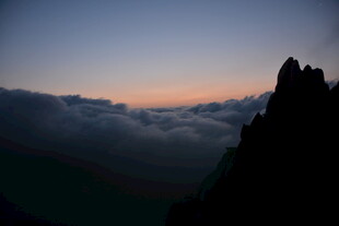 山巅云海间的壮丽暮色