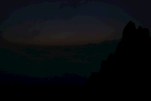 夜幕下的山峦剪影