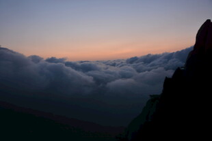 云海之上的壮丽黄昏景色