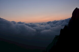云海中的壮丽山巅景色