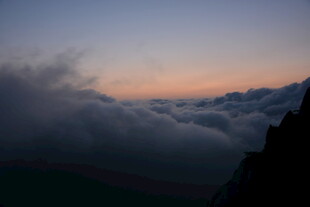 云海之上的壮丽黄昏景色