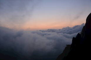 云海之上的壮丽日出景象