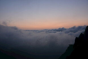 云海之上的壮丽日出景观