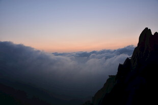 山巅云海日出壮丽景观