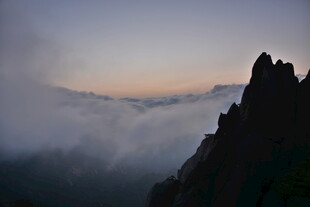 云海中的壮丽山峰
