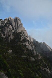巍峨山峰云雾缭绕之景