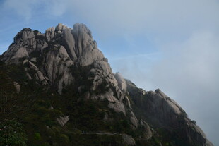 巍峨山峰云雾缭绕
