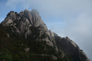 巍峨山峰云雾缭绕