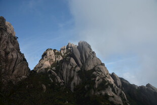 巍峨山峰映蓝天