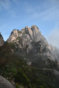 巍峨山峰云雾缭绕美景