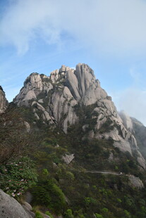 巍峨壮丽的山峰景观