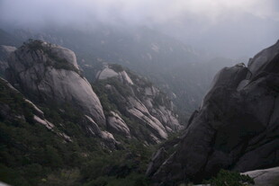 云雾缭绕的壮丽山峰景色