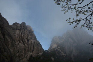 云雾缭绕的巍峨山峰