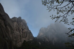 云雾缭绕的巍峨山景