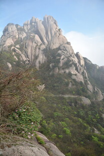 巍峨山峦间的壮美风景