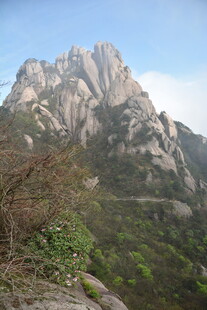 巍峨山峰景色壮丽